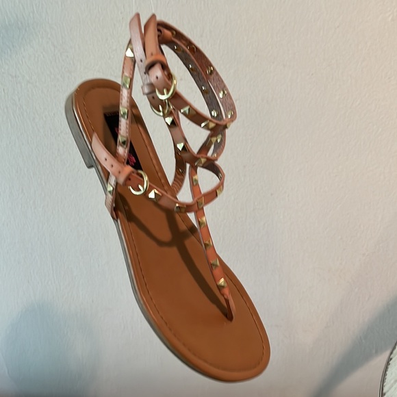 Betseyville by Betsey Johnson tan leather, studded gladiator sandal. Size 10 - Picture 3 of 9